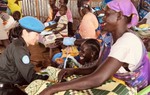 Hội Phụ nữ Bộ Công an Việt Nam tặng quà cho phụ nữ khuyết tật tại Nam Sudan