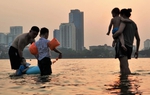 Người dân đổ ra Hồ Tây bơi ngày nắng nóng, cẩn thận nguy cơ đuối nước