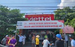 Bình Dương: 2 thanh niên đi ô tô vào cửa hàng khống chế nữ nhân viên cướp tiền 