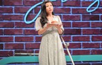Cô chủ tiệm bánh đi nạng gỗ truyền cảm hứng cho người khiếm thính