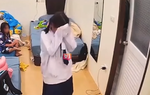 Chị gái vô tình làm em nhỏ ngã, thái độ của người mẹ được khen