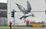 Được họa sĩ bí ẩn tặng bức graffiti, cặp vợ chồng chưa kịp vui đã mất 5,6 tỷ đồng 
