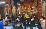 Phụ huynh, sĩ tử Hà Nội đi chùa "cầu may" trước kỳ thi vào lớp 10