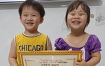Hai bé song sinh hạnh phúc được ông ngoại tặng tấm giấy khen "vô giá"