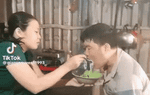Mất đôi tay vì điện giật, người đàn ông lập kênh Tiktok triệu view vì thương vợ
