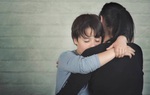 Đi làm về, thấy con riêng của chồng đang nấu cơm mà tôi rơi nước mắt
