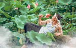 Đàn ông mặc yếm chụp ảnh với hoa sen - trò lố "phản cảm gây chú ý"
