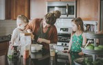 "Gen Z làm mẹ có xu hướng tự gây áp lực cho bản thân và ít tự tin hơn thế hệ trước"