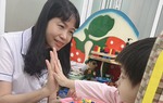 Nữ điều dưỡng mừng rơi nước mắt khi nghe trẻ bại não có thể phát âm