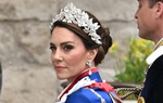 Vương phi Kate dũng cảm phá lệ và tinh tế tri ân mẹ chồng cùng Nữ vương Elizabeth