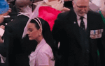 Katy Perry bối rối khi không tìm được chỗ ngồi tại lễ đăng quang của Vua Charles III