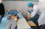 Bé trai 8 tuổi nhiễm độc niệu, buộc phải ghép thận chỉ vì mê loại đồ uống phổ biến 