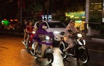 Mưa to giải nhiệt cho Hà Nội, nhiều người đón chờ không khí lạnh để thoát cảnh đội nắng đi làm