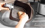 Cách làm sạch nồi chiên không dầu với nguyên liệu quen thuộc