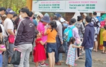 Người dân TPHCM xếp hàng dài mua vé cho con vào Thảo Cầm Viên vui chơi Tết thiếu nhi