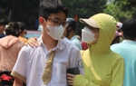 Ôm chặt cha mẹ, con rơi nước mắt sau buổi thi Ngữ văn