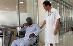 Bệnh nhân nước ngoài đi lại được sau nhiều năm bị liệt 2 chân do tai nạn giao thông
