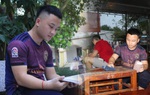 Ăn cơm độn sắn, chàng học trò người Mông mồ côi cha xuống núi tìm chữ