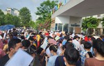 Phụ huynh ở Hà Nội xếp hàng xuyên đêm nộp hồ sơ cho con vào lớp 1