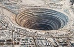 Điều gì sẽ xảy ra nếu bạn đào một cái hố xuyên qua Trái Đất và nhảy vào đó?