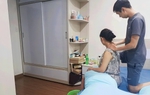 Anh chồng khéo léo chăm vợ bầu được hội chị em khen ngợi