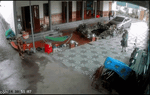Nghe tiếng trẻ con khóc sau vụ tai nạn, đôi vợ chồng hoảng hốt, lao từ nhà ra đường giúp đỡ 