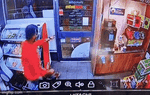 Thấy vị khách có biểu hiện lạ, người bán hàng lao ra chốt cửa, diễn biến sau đó khiến nhiều người thót tim