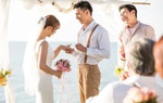 Đám cưới bạn gái cũ, chồng tôi ôm chặt cô dâu khiến chú rể nóng mặt