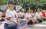 Hơn 1.000 người tham gia sự kiện Ngày Quốc tế Yoga trên phố đi bộ Hồ Gươm