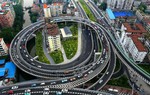 Tòa chung cư nằm giữa lòng cầu vượt, chỉ vỏn vẹn 3 người ở nhưng chẳng ai dám di dời
