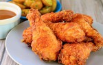 Cậu bé lớp 3 quyết không đụng vào gà rán trong buổi liên hoan, lý do khiến nhiều người xúc động