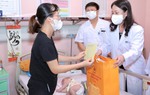 Phó Chủ tịch nước Võ Thị Ánh Xuân thăm và trao hỗ trợ trẻ em đang điều trị tại bệnh viện 