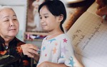 Bé gái bị mẹ bỏ rơi, được ông bà bán bánh xèo nhận nuôi: "Con chỉ ước thấy mặt mẹ thôi"