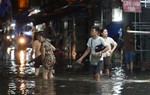 Mưa lớn khiến nhiều tuyến đường Hà Nội ngập nặng, người dân chật vật di chuyển