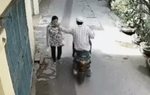  Hà Nội: Bị cướp giật, người phụ nữ ngã lăn ra đường, bầm tím mặt