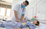 Cô gái 27 tuổi mắc bệnh hiếm, một hạt cơm cũng không ăn được