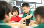 Phụ huynh bối rối giữa hai chương trình tiếng Anh ở lớp đầu cấp: Nên chọn chương trình nào?