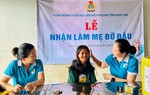 Công đoàn cơ sở Hội LHPN tỉnh Kon Tum nhận làm "Mẹ đỡ đầu" trẻ mồ côi