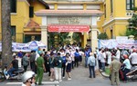 TPHCM: Con đi thi, cha mẹ còn hồi hộp hơn con