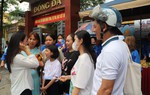 Thi tốt nghiệp THPT 2023: Cả “tập đoàn” hơn chục người đưa con đi thi