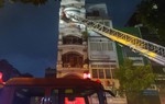 Cháy nhà hàng 7 tầng ở trung tâm TP.HCM, dùng xe thang tìm kiếm người mắc kẹt 
