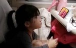 Bức ảnh cha và con gái trên tàu gây tranh cãi: Cha mẹ vô tư, con ảnh hưởng cả đời