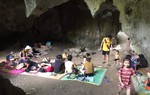 Nghệ An: Cắt điện từ sáng đến chiều, nhiều người rủ nhau vào... hang tránh nóng