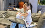 Đàm Thu Trang khoe ảnh con gái 3 tuổi phụ mẹ chăm sóc em út 