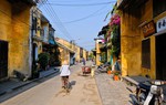 Khách Tây chia sẻ cách tận hưởng không khí Việt Nam ngay tại phòng khách