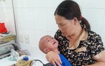 Người mẹ từng 2 lần mất con, nay lại bất lực nhìn sự sống rời xa đứa còn lại