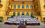 Niềm vui của các cặp mẹ - con đỡ đầu trong ngày đầu tham dự Trại hè "Hoa hướng dương"