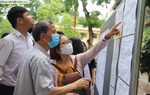 Thi vào lớp 10 Hà Nội: Phụ huynh đi tìm điểm thi cho con từ tờ mờ sáng