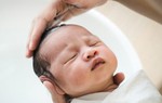 Tóc con lưa thưa, mọc ít, cha mẹ nên áp dụng 6 mẹo đơn giản này