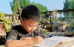 Bức ảnh cậu bé ngồi học gây tranh cãi